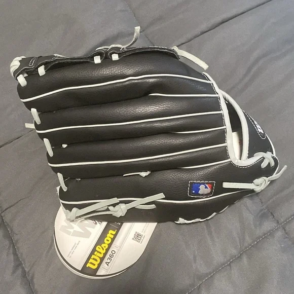 NWT Wilson A360 Youth Black Baseball Glove - Picture 3 of 8